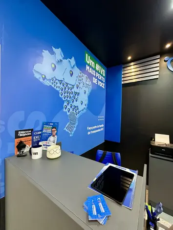 Foto interior de loja bancada de atendimento
